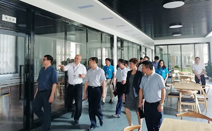 贛州市六大攻堅辦負責人劉建萍等領導一行臨江西憶源多媒體科技有限公司調研數(shù)字經濟發(fā)展情況